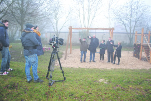 "Das ist doch die Höhe": Vor der TV-Kamera deuten die Gegner der Lärmschutzwand an, wie hoch diese werden soll