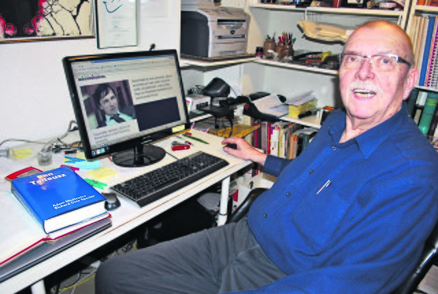 Hans-Joachim Schrader freut sich für Slawmomir Miechowicz, der auf dem Computer in der Online-Ausgabe einer polnischen Zeitung zu sehen ist