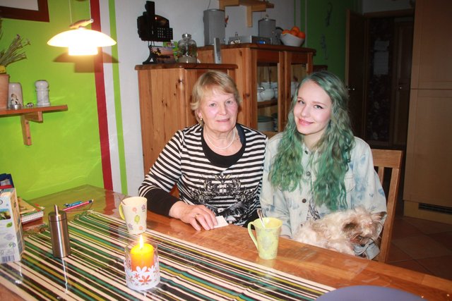 Montana mit ihrer Großmutter Elfriede Wacks