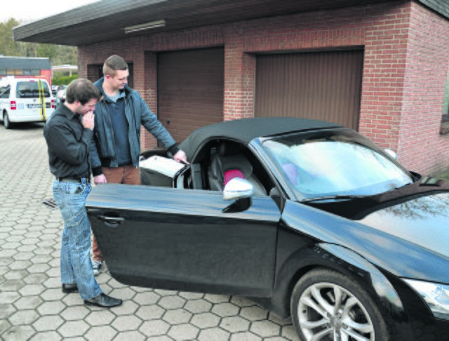 Stefan Albers (re.) begutachtet mit einem Kunden ein Fahrzeug. Der Audi TTS ist das gewünschte Fahrzeug