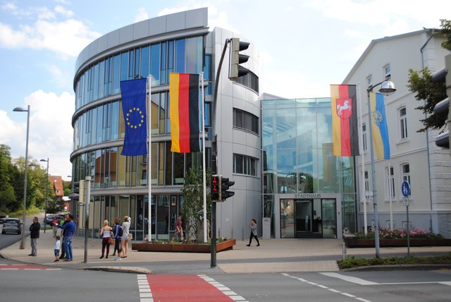 Wenn schon symbolische Politik, dann bitte konsequent: Das Buxtehuder Stadthaus könnte in "Mandela-Bulding" umgetauft werden
