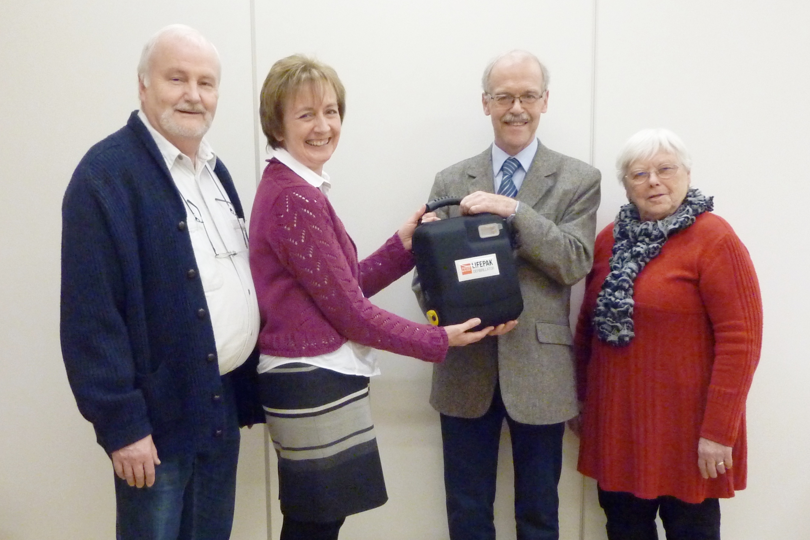 Dr. Karl-Wilhelm Kröncke (re.) übergab den "Defi" an Pastor Enno Stockstrom (v. li.), Marion Schramm-Döllermann und Berta Salvenmoser