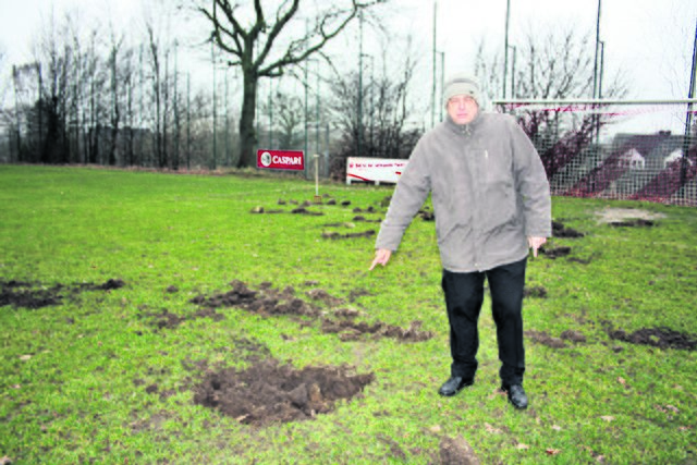 SC Klecken Vorsitzender Jens Franke zeigt die Zerstörungen auf dem Rasen des Sportplatzes in Klecken