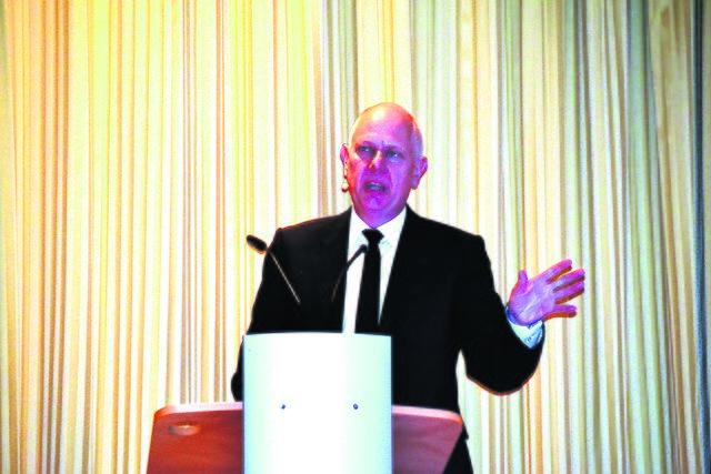 Mit schmunzelndem Blick auf den Vorstand der Sparkasse Harburg-Buxtehude sagte Matthias Horx, dass Männer in den Chefetagen gern unter sich blieben