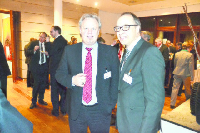 Detleff Laabs (Nord LB) und Thomas Piehl (re., Sparkasse Lüneburg) sprachen angeregt über das Thema "Megatrends"