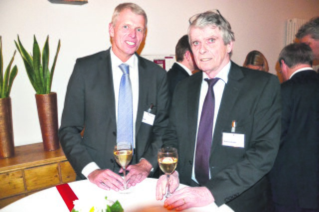 Willy Koch (AVW Immobilien AG, Buxtehude) und WOCHENBLATT-Verleger Martin Schrader (re.) im Gespräch