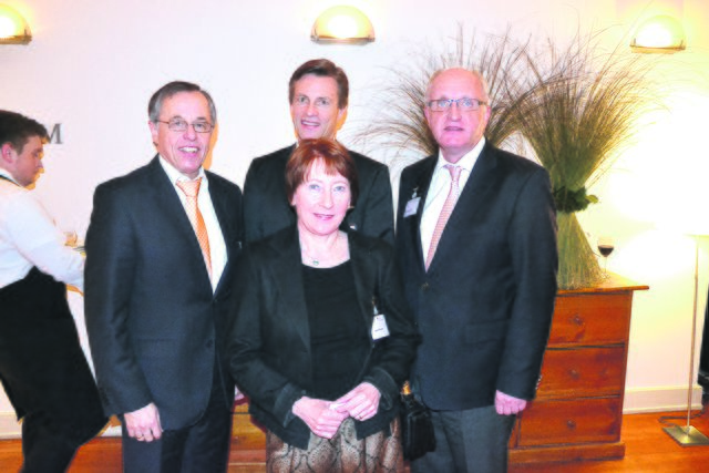 Wilfried Geiger (Bürgermeister von Buchholz) mit Jan-Hendrick Röhse (Stadtrat Buchholz) sprachen mit  Astrid und Jochen Winand (Süderelbe AG) über die Perspektiven der Süderelberegion (von links)