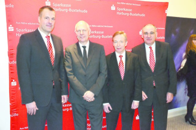 Gruppenbild nach dem Vortrag (v.li.):  Gastredner Matthias Horx (Zweiter von links) mit dem Vorstand der Sparkasse (v.li.): Andreas Sommer, Heinz Lüers und Frank Jäschke