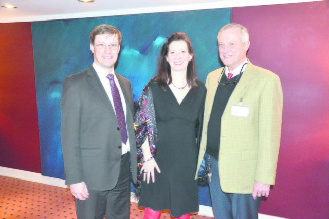 "Wie immer ein toller Vortrag" waren sich Cord und Kim Lühmann sowie Peter Helm-Krais (re.) vom Buchholzer Autohaus Helm-Krais einig