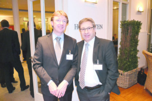 Frank Meyer (li.) und Jens Thiemann (beide VGH Versicherung) diskutierten nach dem Vortrag auch über das Thema "Megatrends"