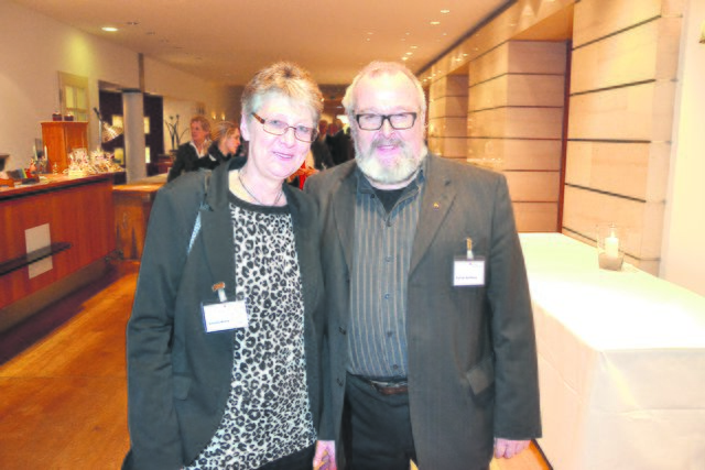 Giesela und Prof. Rolf Wiese (Freilichtmuseum am Kiekeberg) nutzten den Abend für intensive Gespräche mit den weiteren Gästen