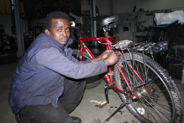 Wenn mal keine Arbeit anliegt, schraubt Hashim Yahya eifrig an seinem Fahrrad