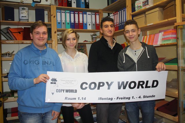 Die Schüler der Berufseinstiegsschule Wirtschaft präsentieren am "iba-Tag" ihre Schülerfirma "Copy World"