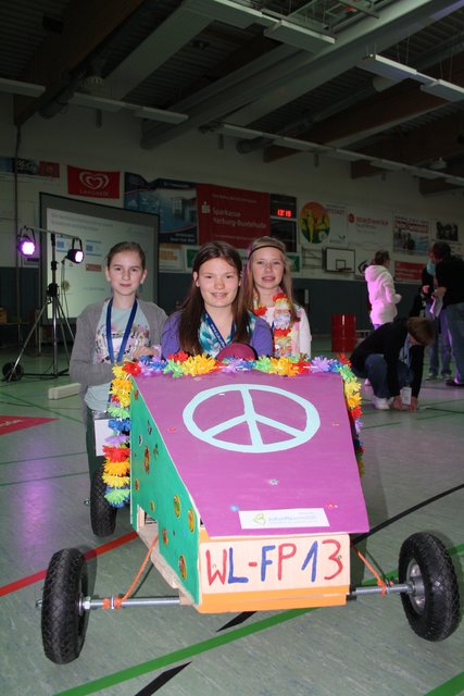 Maja (v. li.), Jana und Marie-Fabienne belegten mit ihrem "Flower Power"- Wagen Platz 1 beim "Zuschauerpreis"