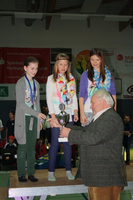 Heiner Schönecke überreichte Team "Flowerpower" den Pokal in der Kategorie "Publikumspreis"