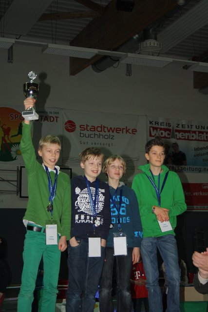 Stolz präsentierten Julian, Jaron, Johannes und Lars ihren Siegerpokal