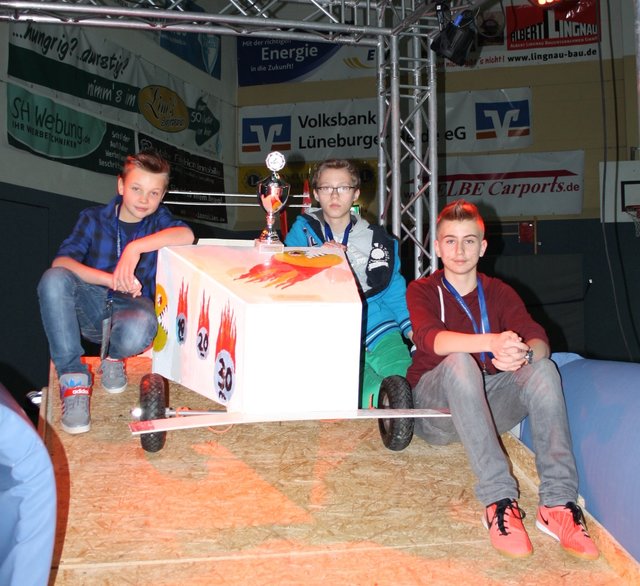 Belegten mit einer Weite von über 28 Metern Platz 1 beim Streckenpreis (v. li.): Leon, Tim und Nico vom Team "Firebird"