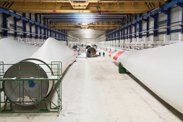 Riesen-Flügel für Offshore-Windkraftalagen werden in Stade hergestellt | Foto: AREVA Wind/Jan Oelker