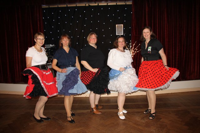 Ein echter Hingucker: die Damen im Petticoat