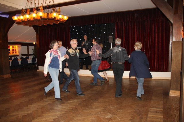 Beim Square Dance tanzen immer vier Paare im Quadrat