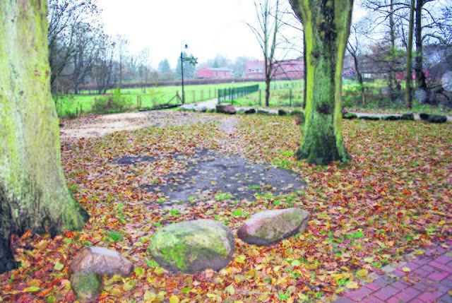 Der Platz hinter der Kirche - hier der Blick auf die Fußwegeverbindung zum Platz Am Sande - wird von einigen engagierten Männern gestaltet