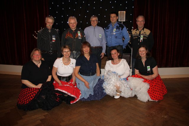 Die Frauen tragen Petticoat, die Herren tanzen im "Cowboy"-Outfit