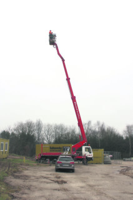 Mit einem 28 Meter hohen "Steiger" hatten die  Gewerbetreibenden kürzlich die Pylonen-Situation vor Dibbersen simuliert | Foto: oh