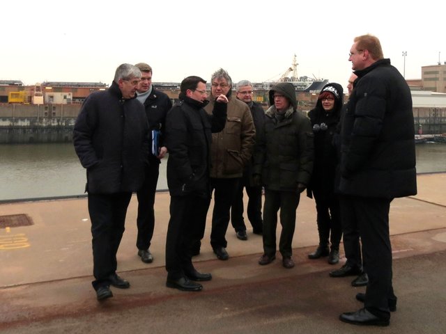 Hafenbereisung: Kai Seefried (3. v. li.) mit der Deligiertengruppe | Foto: CDU
