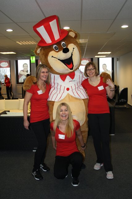 Das Maskottchen „Peppy“ mit den Trainerinnen (v. li.) Petra Stelling, Agnes Zell-Janas und Maike Schiffer freuen sich auf viele neue Mitglieder