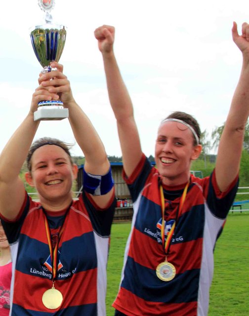 Zwei von der Mannschaft des Jahres 2013: Gemeinsam haben schon (v.l.) Alexa von Bargen und Sonja Timpe vom Buchholzer FC mit dem Bezirkspokal gejubelt