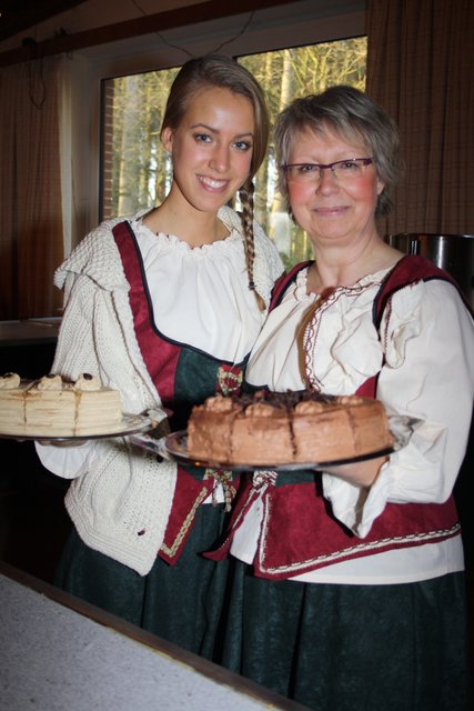 Servierten in Wesel leckeren Kuchen: Helen (li.) und Jutta Ehrhorn