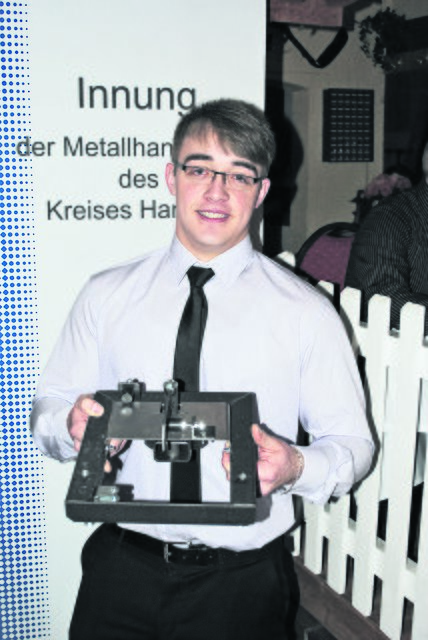 Einer der besten Absolventen: Sebastian Friederes (21) aus Buchholz mit seinem Gesellenstück, einer für Industriezwecke gefertigten Anschlussweiche