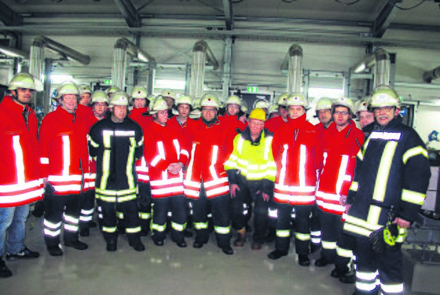 Die Feuerwehr bei der Besichtigung der Gasstation in Heidenau, hier mit Wilfried Bethke von der Firma "Gasunie" (mit gelber Warnweste)