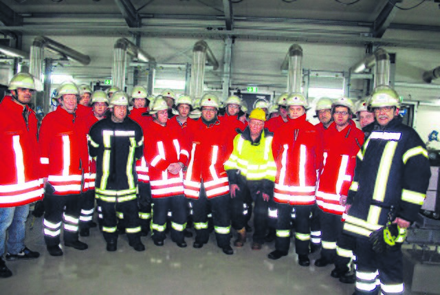 Die Feuerwehr bei der Besichtigung der Gasstation in Heidenau, hier mit Wilfried Bethke von der Firma "Gasunie" (mit gelber Warnweste)