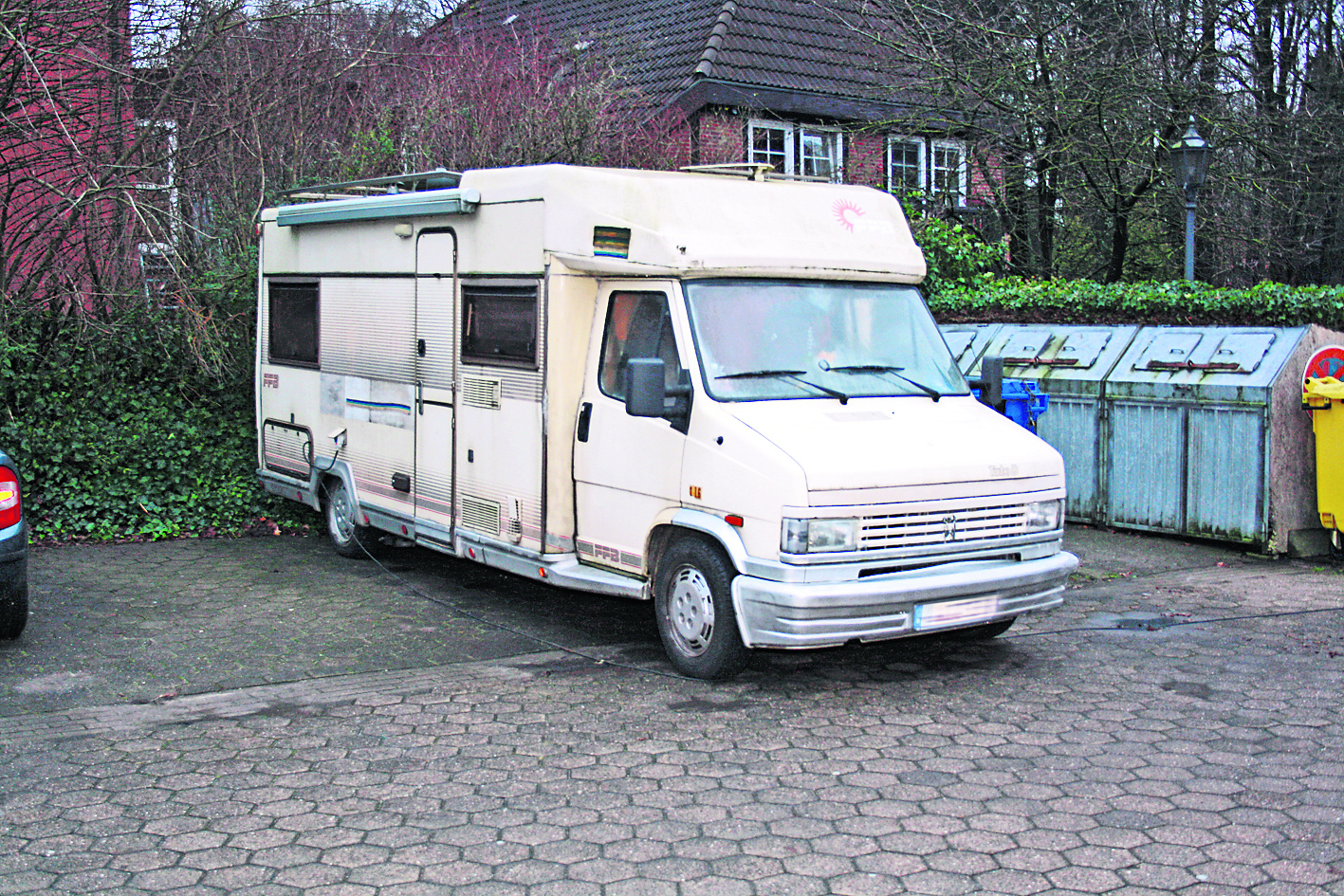 Das Wohnmobil steht oft mit laufendem Motor auf einem Parkplatz in Jesteburg. Im Hintergrund das Seniorenheim