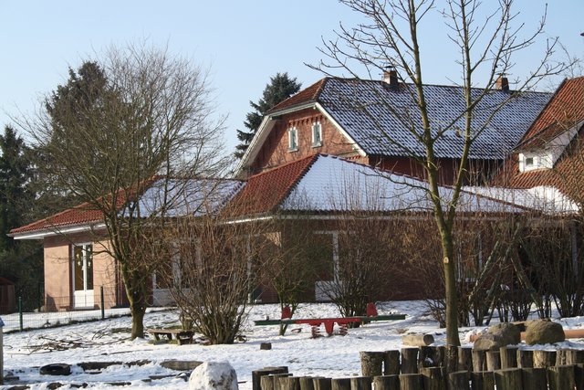 Der Bereich ganz links wurde angebaut, das alte Gebäude zum Teil abgerissen