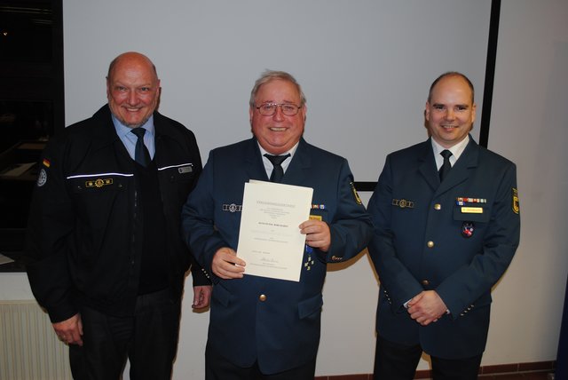 Das THW als Lebenswerk: Hans-Peter Borchardt (Mi.) wurde von Ralph Dunger (li.) geehrt, Oliver Schildknecht gratulierte