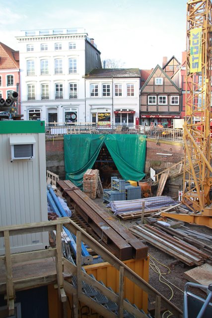 Im Hafenbecken lagern Baumaterial und Gerüstteile