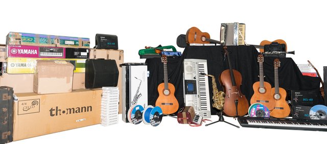 Die "Früchte" der jüngsten Aktion von Kravetz' Stiftung "Entrée": hochwertige, für ein Projekt in Südafrika gesammelte Musikintrumente und Elektronik | Foto: Alexandra Adrian