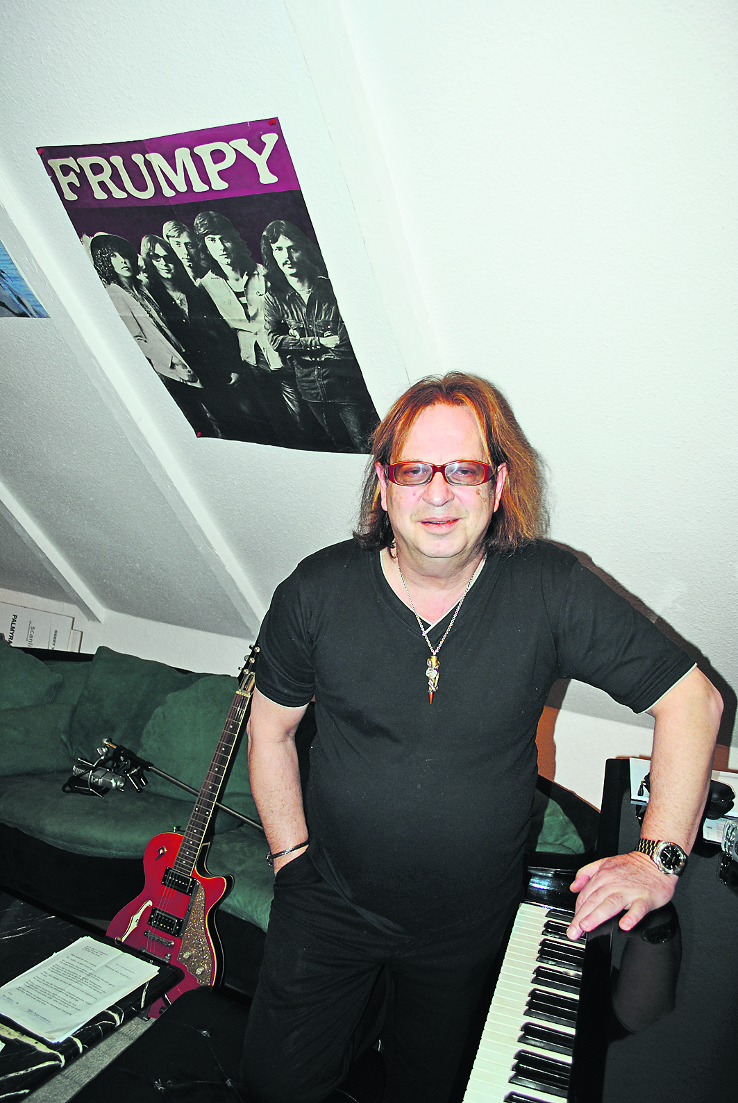 Am Klavier: Jean-Jacques Kravetz vor einem Plakat der Band "Frumpy", mit der er vor gut 40 Jahren erste internationale Erfolge feierte