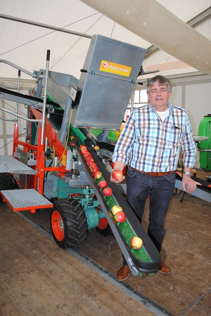 Die Firma "Munckhof" vertreibt halbautomatische Erntemaschinen