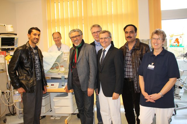Schauten sich im Stader Elbe-Klinikum um (v. li.). Dr. Taibullah Bandawal, Oberarzt Martin Zellerhoff, Jamal Said, Dr. Matthias Angres, Prof. Dr. Benno Stinner, Dr. Ajmal Ghafarzai und Physiotherapeutin Martina Brusberg