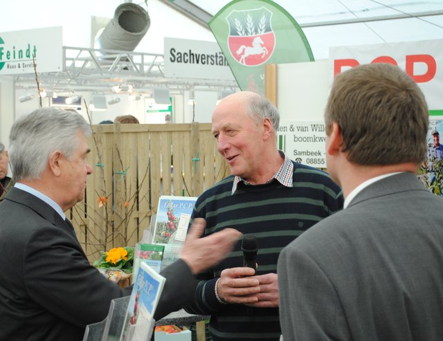 Baumhändler Peter Palm (Mi.) aus Westerladekop erzählt von seiner Entdeckung des "PCP"-Apfels: "Das war wie eine Sechser im Lotto"