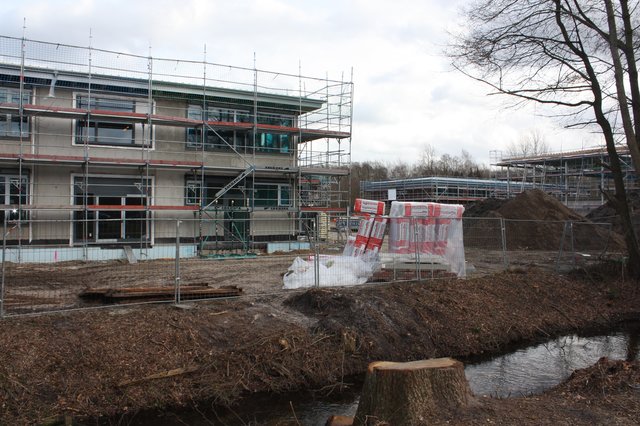 Baustelle Jesteburg: Der Neubau der Oberschule und der Sporthalle (re.) ist weit vorangeschritten
