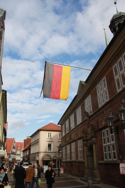 Flagge mit Trauerflor am Rathaus