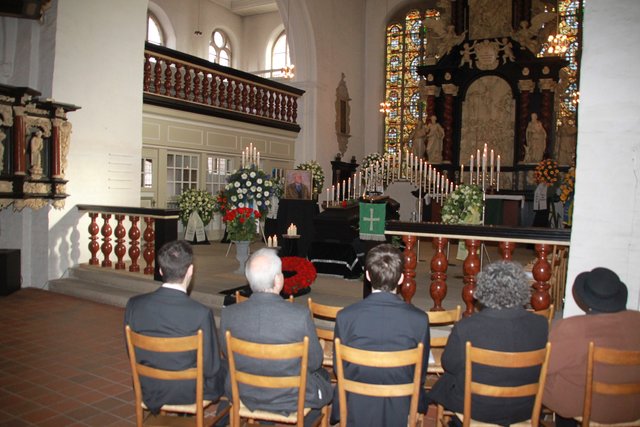 Gedenkfeier in St. Cosmae: Neben dem Sarg stand ein Porträt-Gemälde Horst Eylmanns
