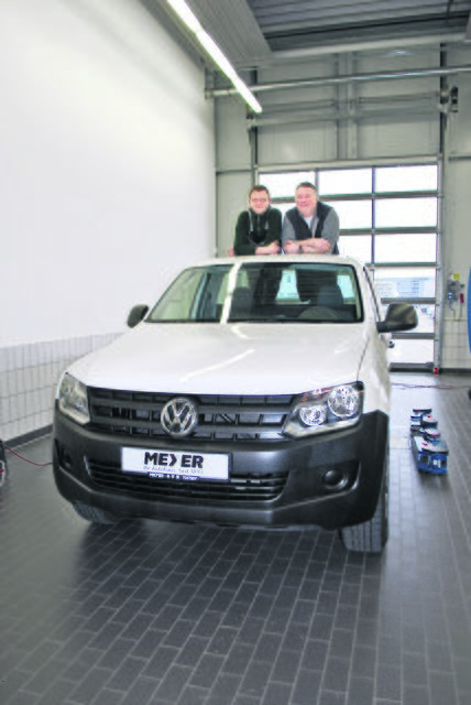 Marko Wendt (li.), Kfz-Meister sowie Service- und Diagnosetechniker, und Frank Stockhausen, Kfz-Elektrikermeister und Serviceberater, auf der Ladenfläche eines VW-Amarok