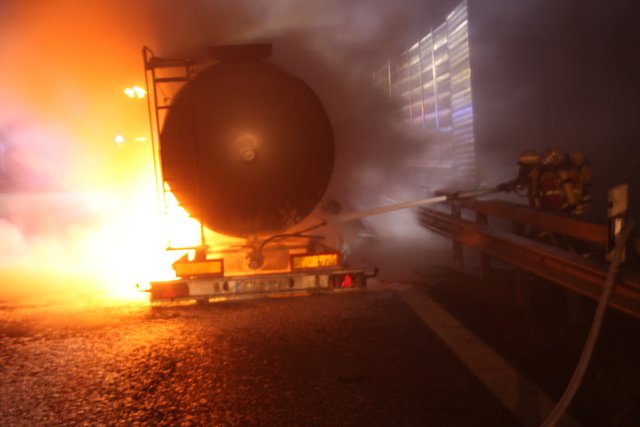 Der Sattelauflieger brannte im hinteren Bereich lichterloh | Foto: alle: Feuerwehr