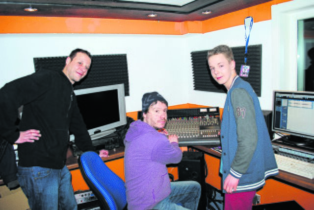 Daniel hört sich zusammen mit Jan Paulsen (li.) und Producer Mark Lotze (Mitte) die Songaufnahme an
