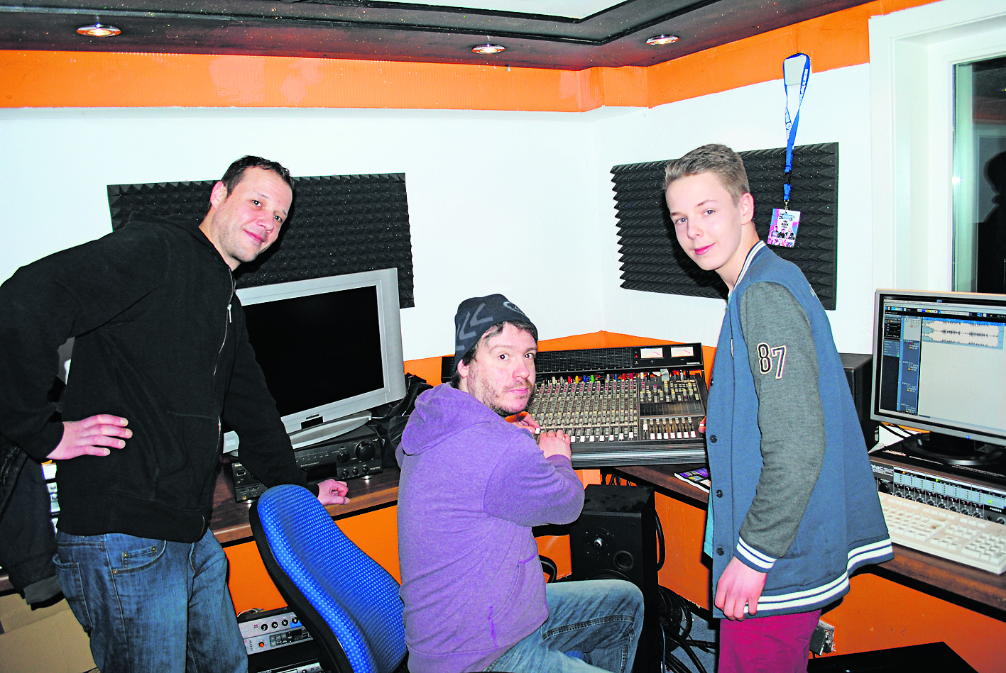 Daniel hört sich zusammen mit Jan Paulsen (li.) und Producer Mark Lotze (Mitte) die Songaufnahme an